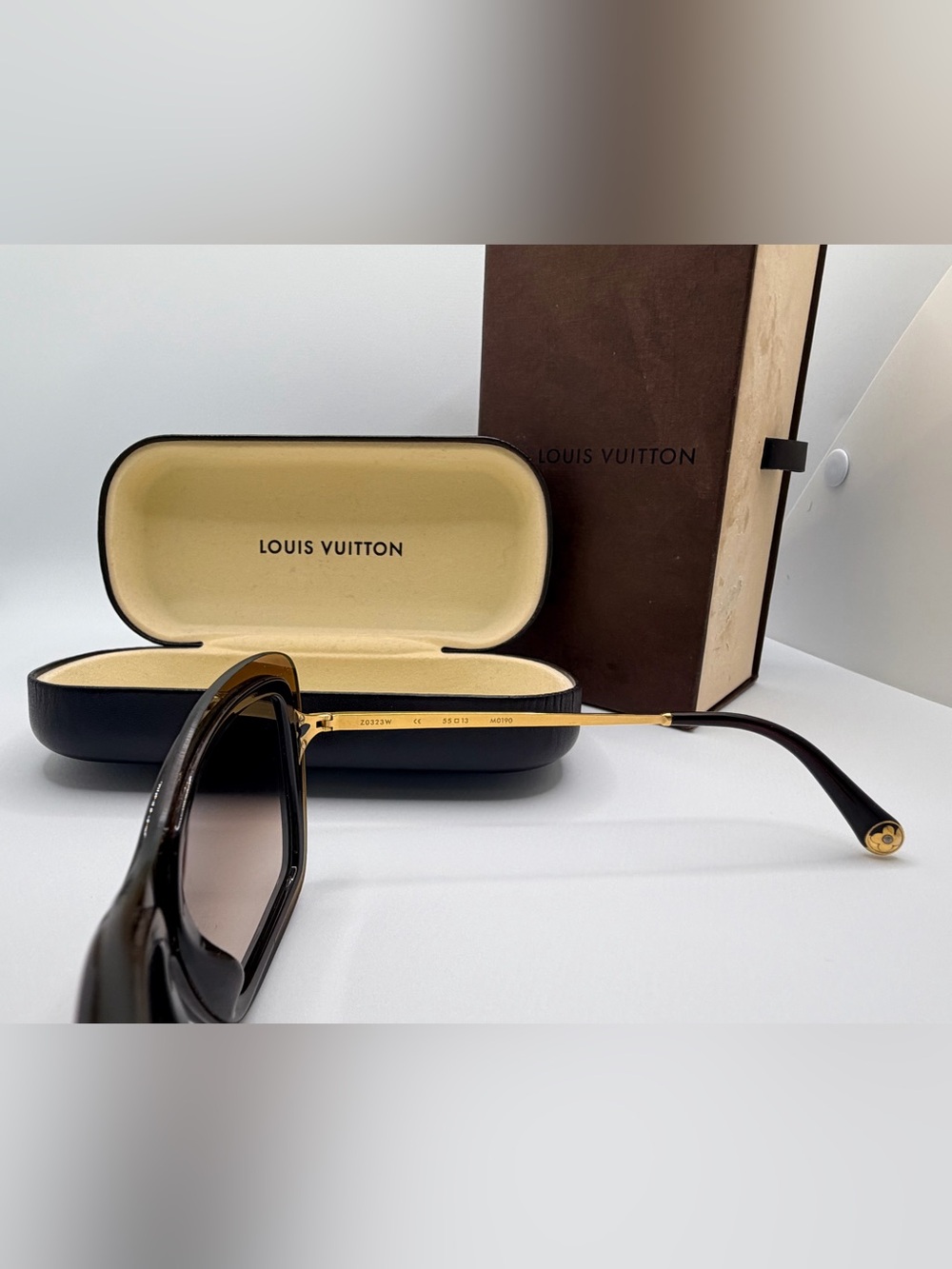 Louis Vuitton Brown & Gold Sunglasses. Authentic. Great shape, no flaws. - Picture 4 of 5